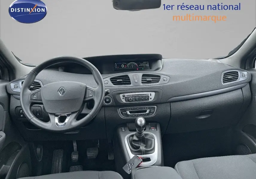 Intérieur avant du Renault Scénic III gris 2015, vue sur tableau de bord et volant avec boîte manuelle.