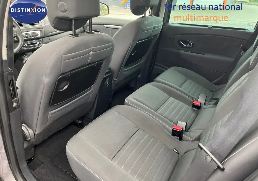 Vue intérieure arrière côté droit du Renault Scénic III gris, montrant les sièges tissu avec ancrages ISOFIX.