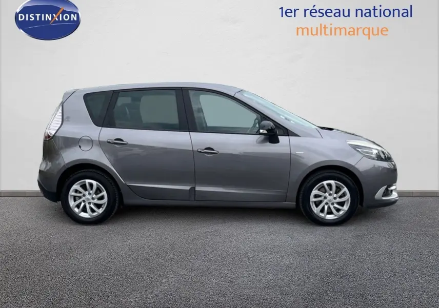 Renault Scénic III gris en vue profil côté gauche, montrant ses lignes compactes et ses jantes alliage.