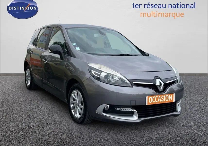 Renault Scénic III gris en 3/4 avant droit avec plaque "OCCASION" sur fond neutre blanc.