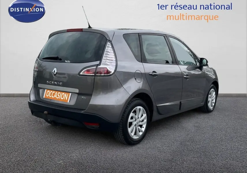 Renault Scénic III gris vue 3/4 arrière droit, avec feux arrière caractéristiques et jantes alliage.