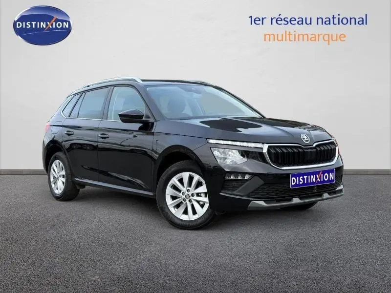 Vue 3/4 avant droite d’un Skoda Kamiq 2024 noir Magic nacré avec calandre noire et jantes argentées.