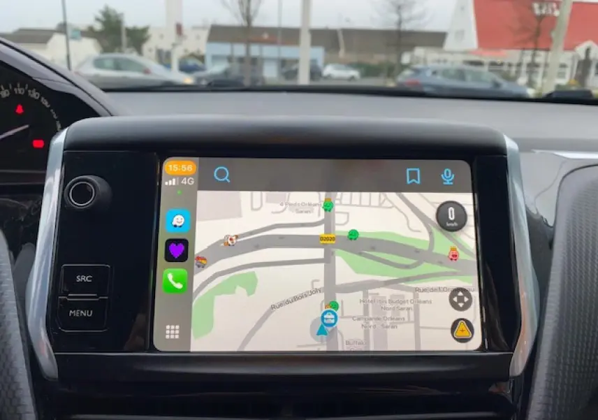Écran tactile 7 pouces du système de navigation 3D connecté dans le tableau de bord d'une Peugeot 2008 blanche.