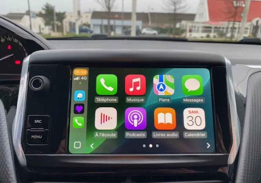 Écran tactile 7 pouces du tableau de bord du Peugeot 2008 blanc, affichant interface connectée avec applications.