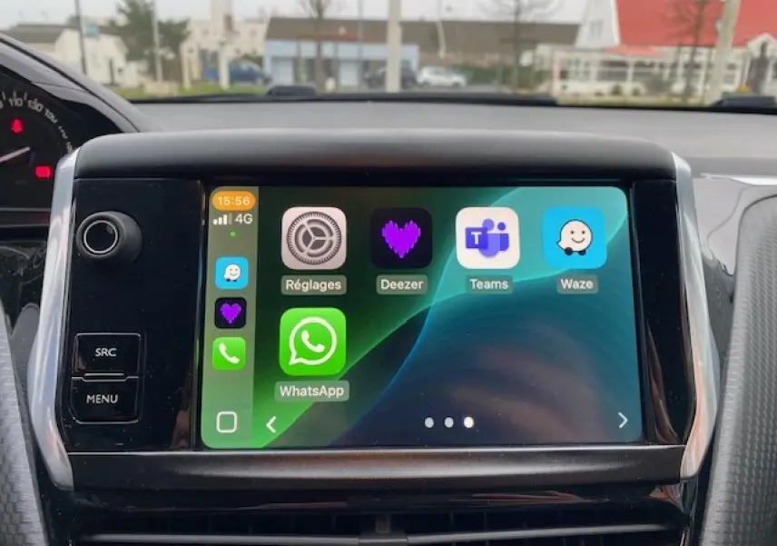 Écran tactile central du Peugeot 2008 blanc 2018 montrant des applications connectées comme WhatsApp et Waze.