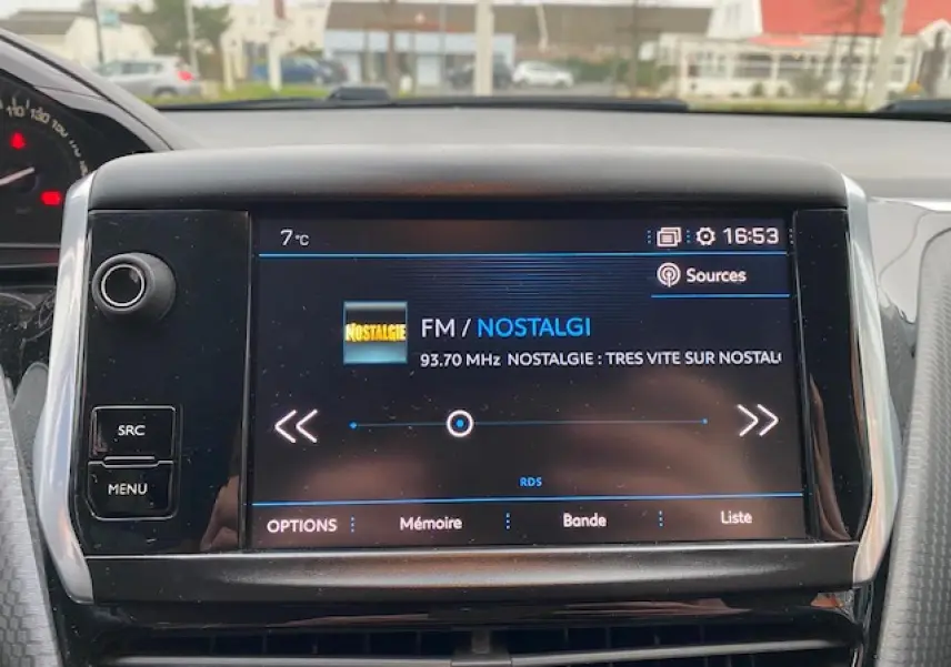 Écran tactile 7 pouces du système multimédia Peugeot 2008 blanc 2018 affichant la radio Nostalgie en intérieur.