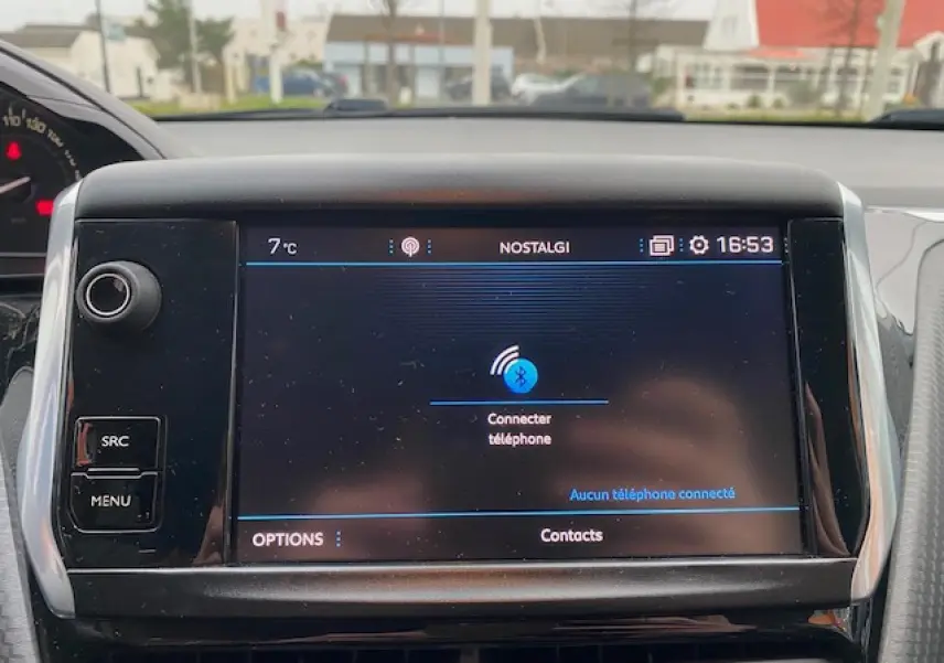 Écran tactile central du tableau de bord du Peugeot 2008 blanc, affichant la connexion Bluetooth inactive.
