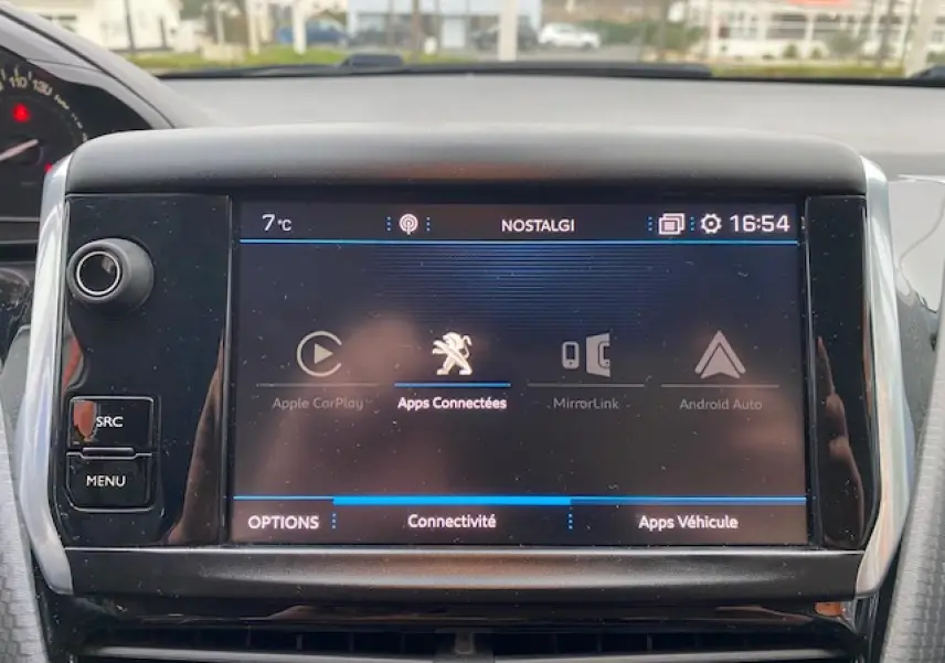 Écran tactile 7 pouces du système multimédia du Peugeot 2008 2018 affichant les options de connectivité.