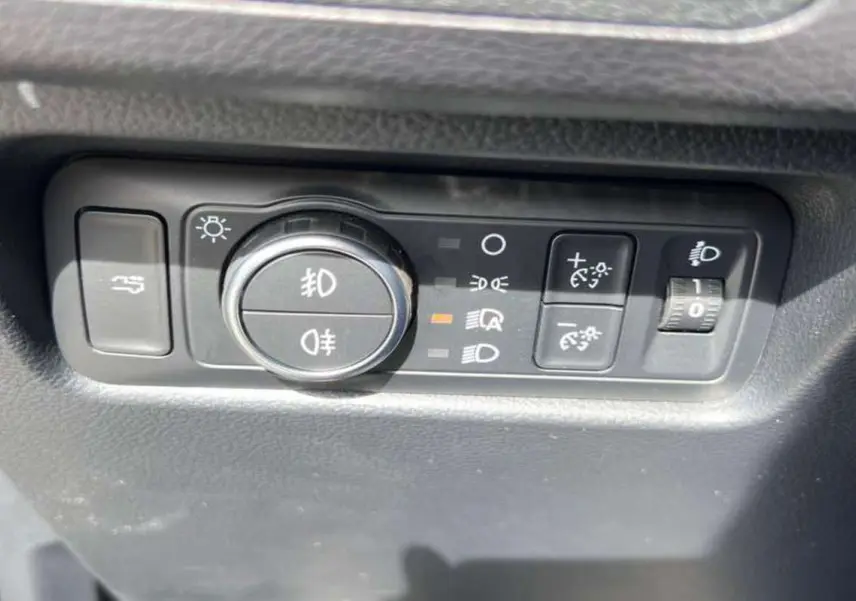 Gros plan sur les commandes d’éclairage intérieures du Ford Ranger 3.0 V6 240 Wildtrak Plus 2025, finition noire.
