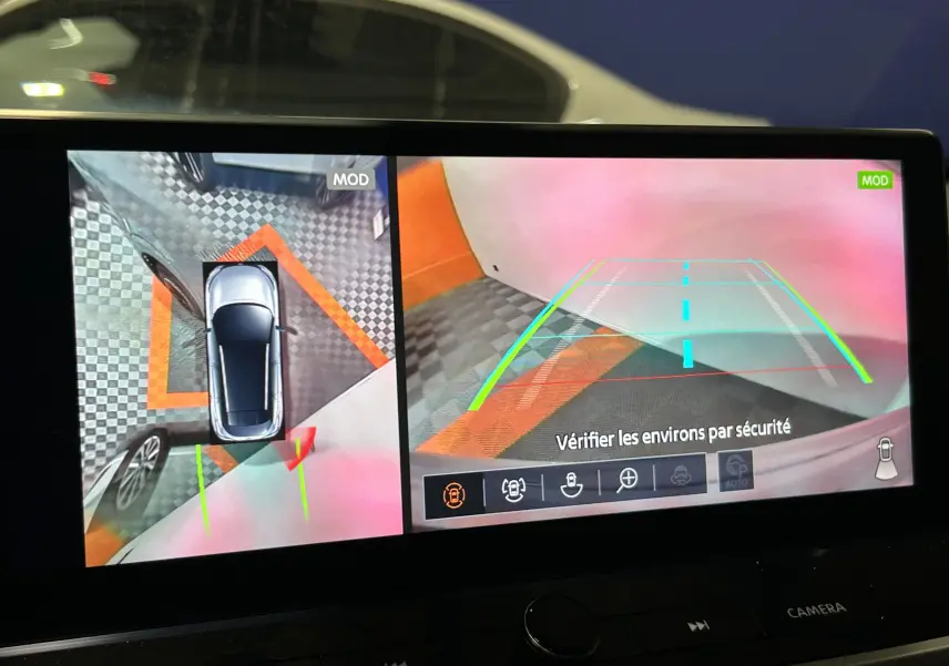 Affichage caméra 360° et recul du Nissan Qashqai gris céramique avec toit noir, vue intérieure sur écran multimédia.