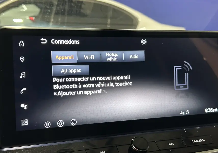 Écran tactile intérieur du Nissan Qashqai 2025 affichant le menu de connexion Bluetooth avec commandes en dessous.
