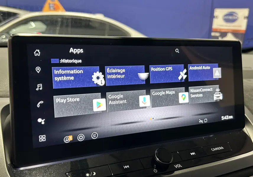 Écran tactile central du Nissan Qashqai 2025 affichant les applications connectées avec commandes audio en dessous.