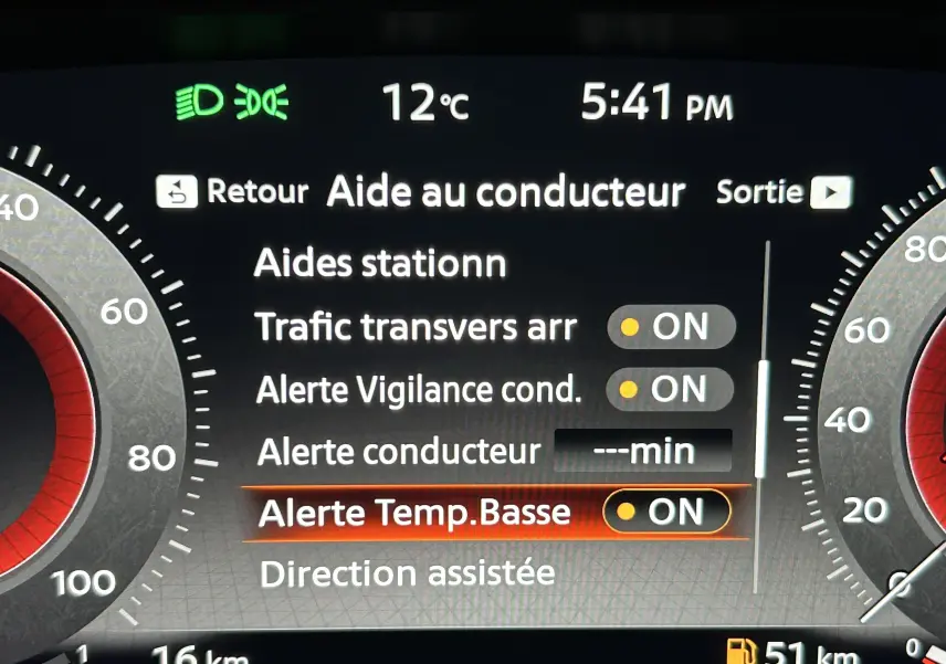 Affichage du tableau de bord du Nissan Qashqai 2025 montrant les aides à la conduite et alertes activées en mode nuit.