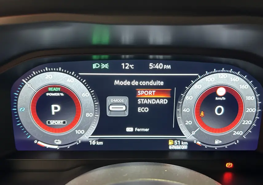 Tableau de bord numérique du Nissan Qashqai 2025 affichant le mode de conduite Sport et la vitesse à zéro.