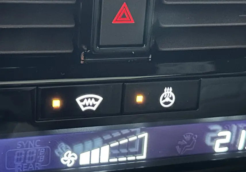 Gros plan sur les commandes de climatisation et chauffage du volant du Nissan Qashqai gris céramique 2025.