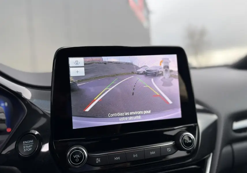 Écran tactile affichant la caméra de recul 180° dans l'habitacle du Ford Puma gris Solar 2023.