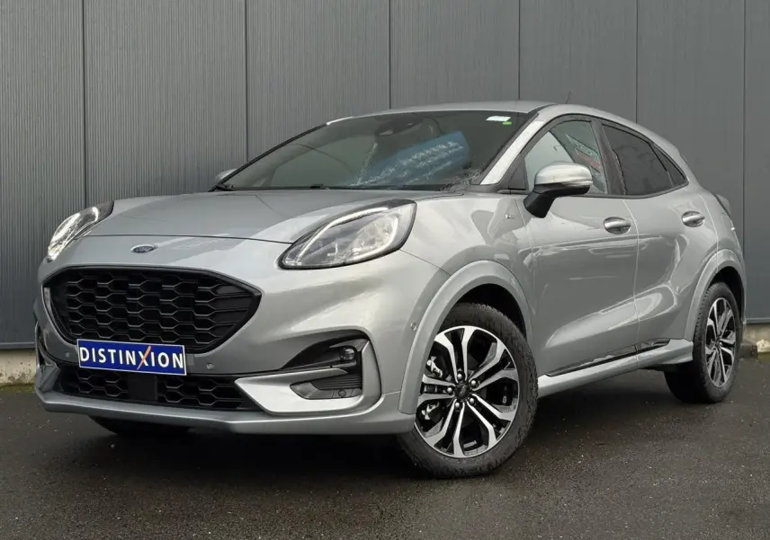 Ford Puma Ecoboost gris Solar en 3/4 avant droit avec jantes alliage et calandre noire distinctive.
