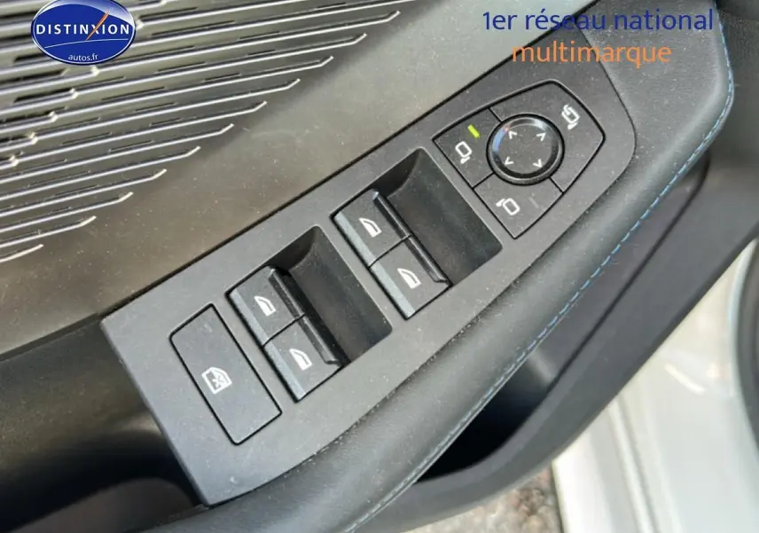 Détail des commandes des vitres et rétroviseurs sur la porte côté conducteur d'une BMW Série 1 blanche.