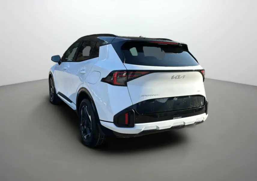 Vue 3/4 arrière gauche du Kia Sportage blanc nacré avec toit noir et feux arrière LED distinctifs.