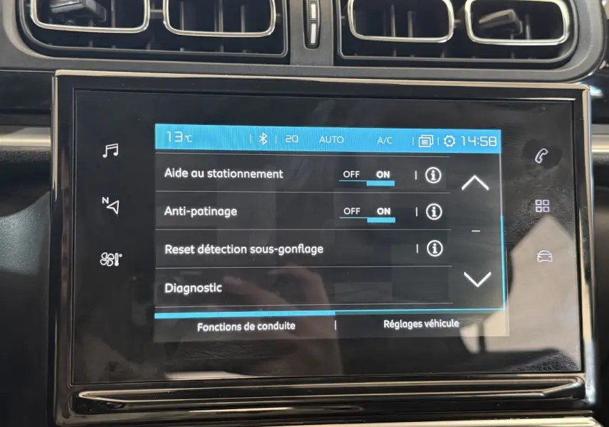 Écran tactile central de la Citroën C3 blanche 2021 affichant les options d’aide à la conduite.