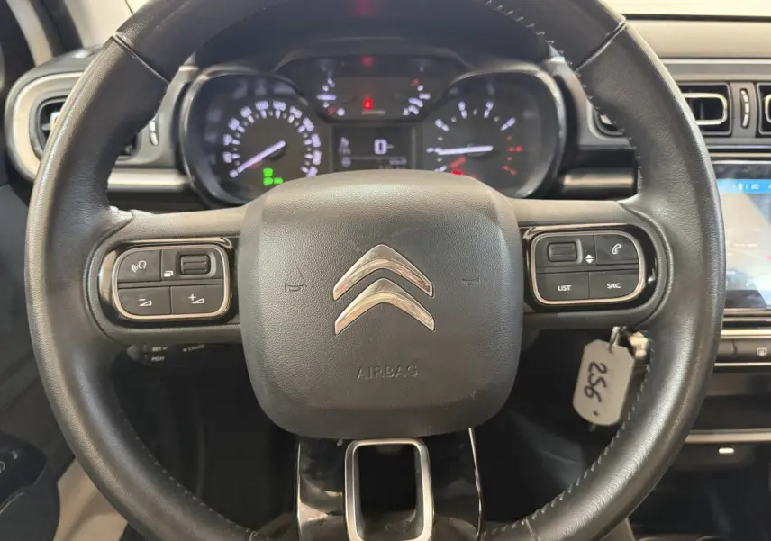 Vue rapprochée du volant cuir noir de la Citroën C3 2021 avec commandes intégrées et tableau de bord digital.