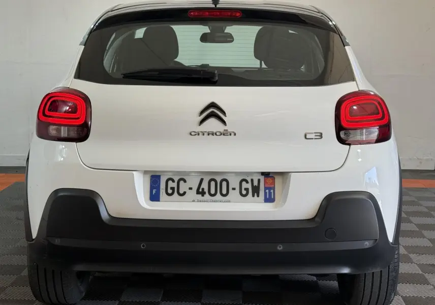 Vue arrière d'une Citroën C3 blanche 2021 avec feux arrière LED et pare-chocs noir contrastant.