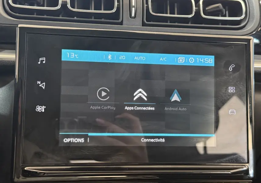 Écran tactile central de la Citroën C3 blanche 2021 affichant les options Apple CarPlay et Android Auto.