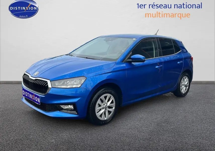 Vue 3/4 avant droite d'une Skoda Fabia bleu 2025 avec jantes alu et calandre chromée sur fond neutre.