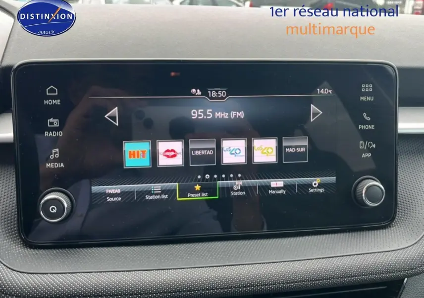 Écran tactile central de la Skoda Fabia 2025 affichant les stations radio, vue intérieure frontale.