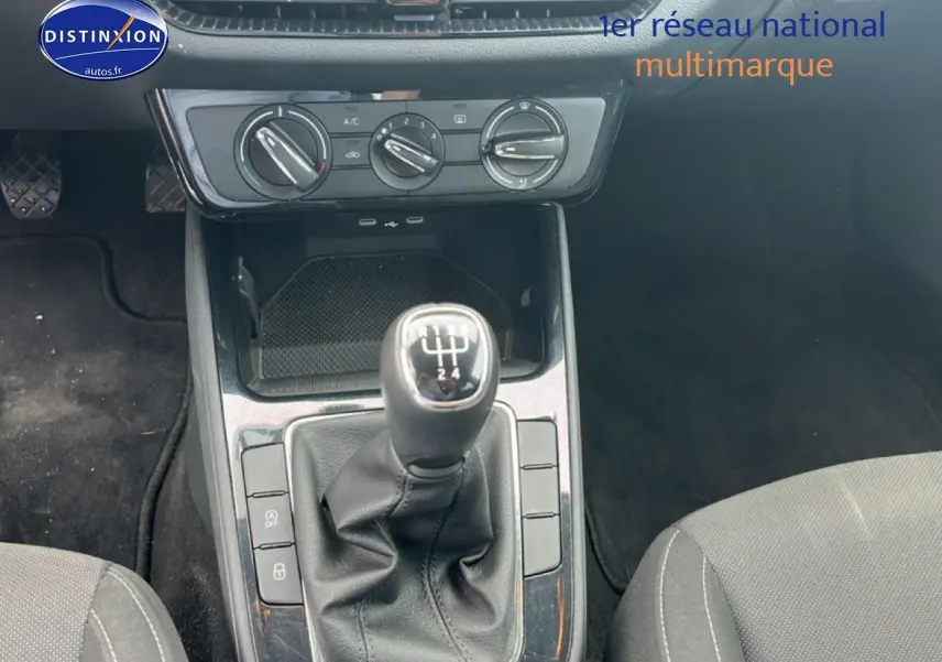 Vue intérieure centrée sur le levier de vitesses manuel et la console centrale d’une Skoda Fabia bleu de 2025.