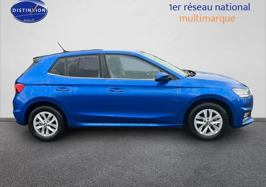 Profil côté gauche d'une Skoda Fabia bleu 2025 avec jantes alliage et vitres teintées sur fond neutre.