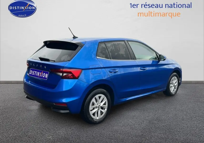 Vue 3/4 arrière droite d'une Skoda Fabia bleu 2025 avec jantes alu et vitres arrière teintées.