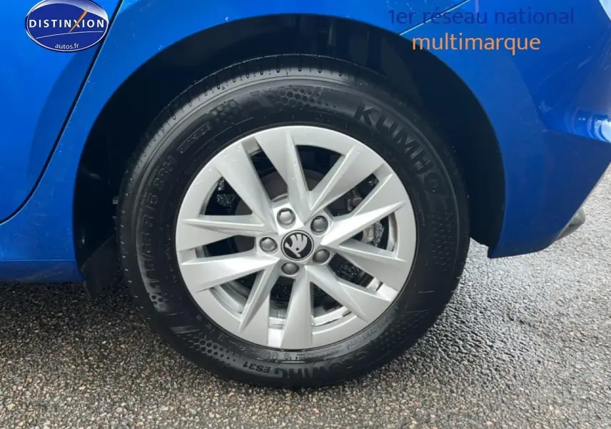 Gros plan sur la roue arrière droite avec jante alu argentée d’une Skoda Fabia bleue 2025.