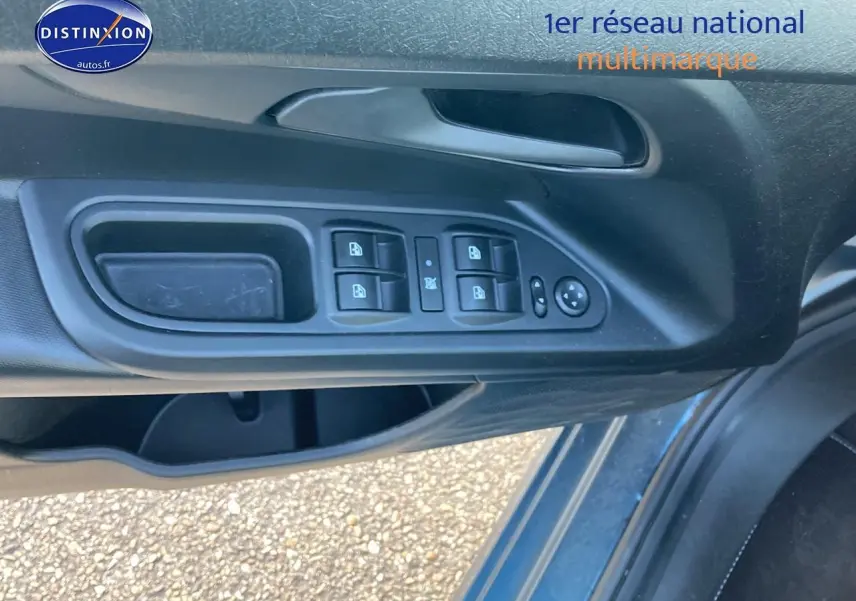 Vue rapprochée de la porte avant gauche d'une FIAT TIPO bleu 2024, montrant les commandes des vitres et rétroviseurs.