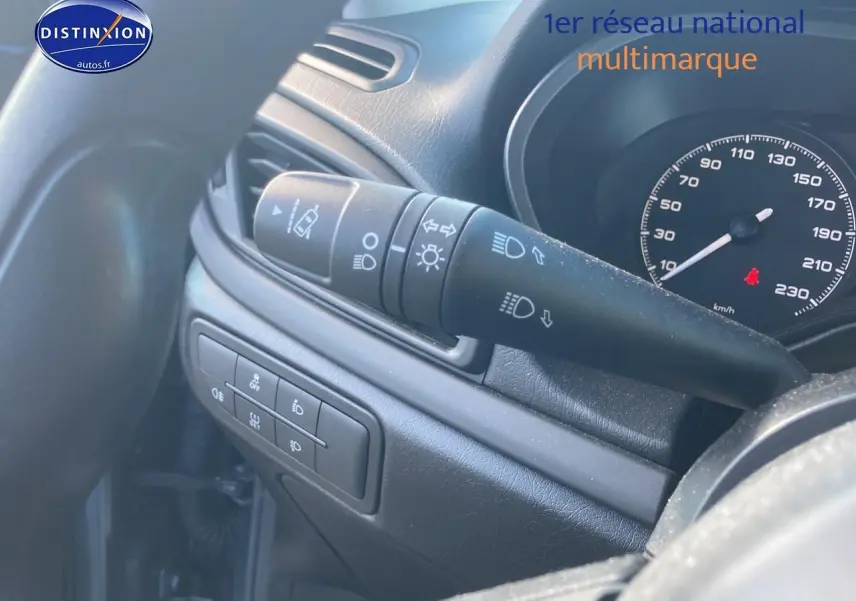 Vue intérieure côté gauche du tableau de bord noir de la Fiat Tipo 2024 avec commandes d'éclairage et compteur de vitesse.