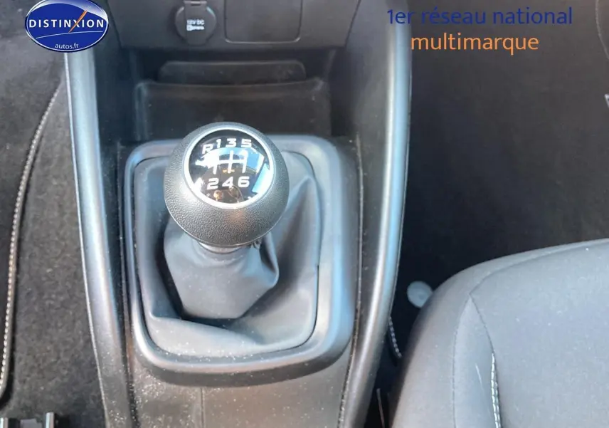 Gros plan sur le levier de vitesses manuel noir de la Fiat Tipo 1.6 Multijet 130, intérieur tissu gris.