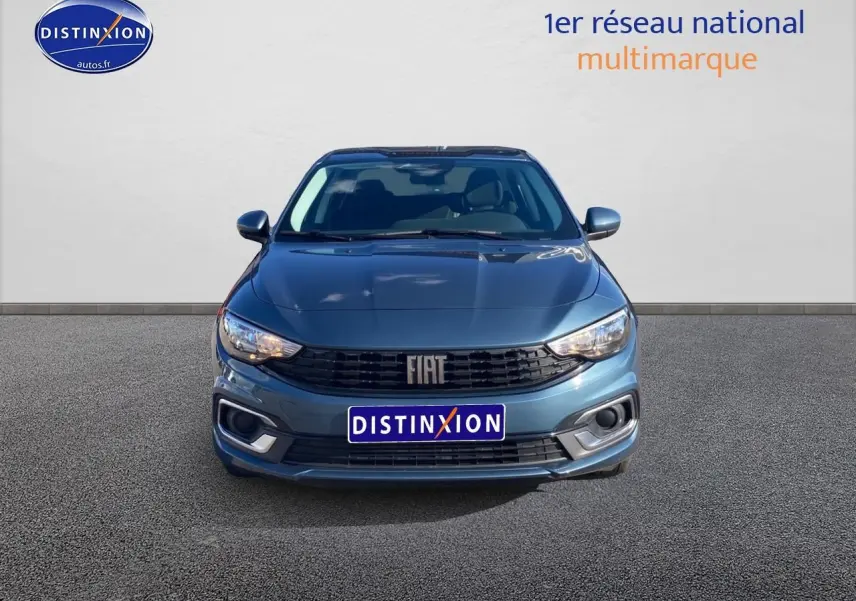 Vue avant d'une FIAT Tipo 1.6 Multijet 130 bleu avec calandre noire et phares halogènes allumés.