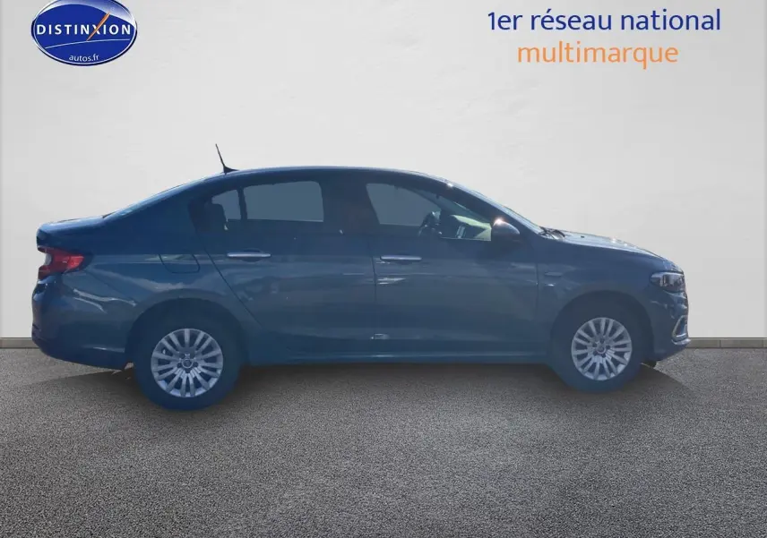 Profil latéral droit d'une Fiat Tipo bleu 2024 avec enjoliveurs et calandre chromée visible sur fond neutre.