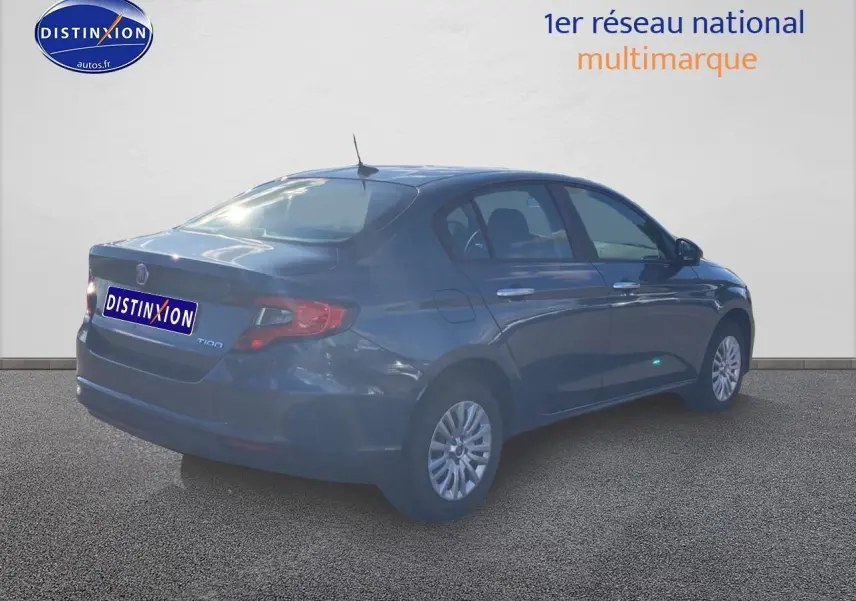 Vue 3/4 arrière droite d'une FIAT TIPO bleu 2024 avec enjoliveurs et calandre chromée visible.