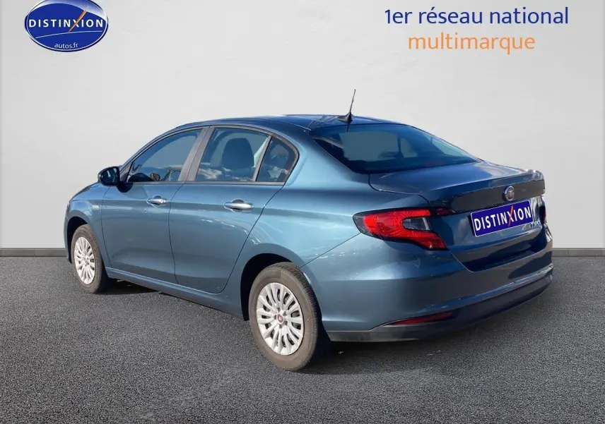 Vue 3/4 arrière droite d'une Fiat Tipo 1.6 Multijet 130 diesel bleu avec enjoliveurs et calandre chromée.