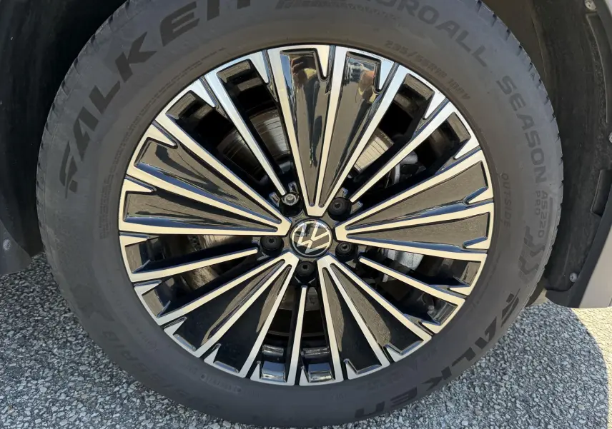 Gros plan sur la jante alliage 18 pouces Napoli du Volkswagen Tiguan 2025, pneus Falken 235/55 R18 visibles.