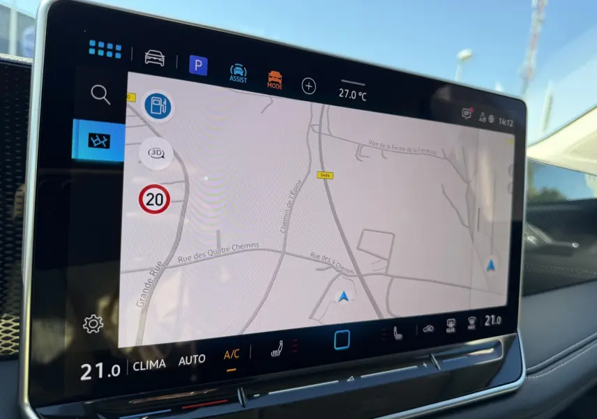 Écran tactile 12,9 pouces du Volkswagen Tiguan 2025 affichant la navigation et les commandes climatiques.