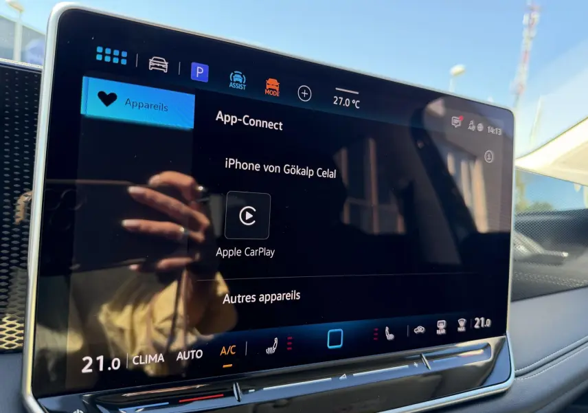 Écran tactile 12,9 pouces du Volkswagen Tiguan 2025 affichant l’interface App-Connect en intérieur lumineux.