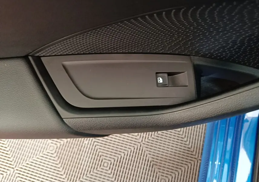 Détail de la poignée intérieure côté gauche d’une Skoda Octavia bleu 1.4 TSI PHEV iV 2022.