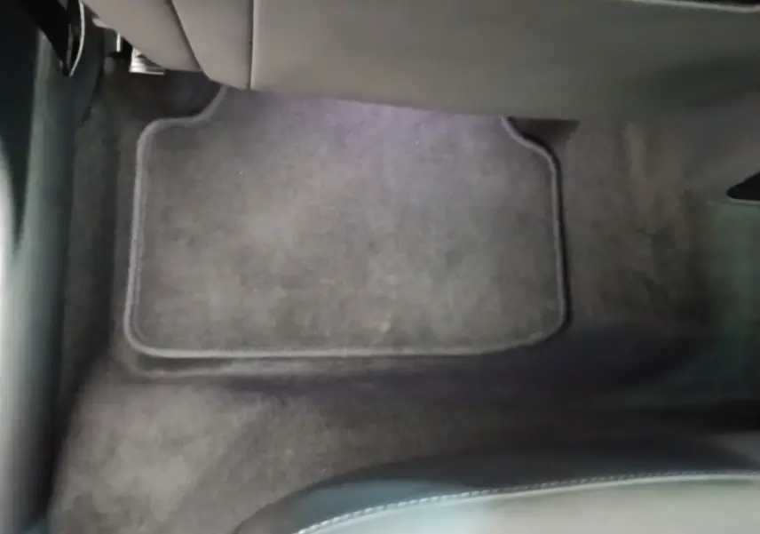 Détail du tapis de sol gris foncé au sol côté passager arrière dans une Skoda Octavia 2022.
