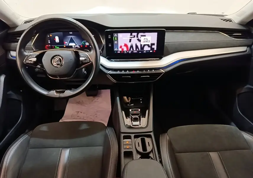 Intérieur de la Skoda Octavia 2022, vue de face sur le tableau de bord et volant cuir noir avec écran tactile central.