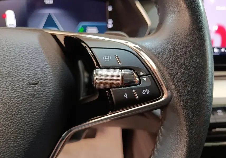 Gros plan sur la commande multifonction droite du volant cuir noir de la Skoda Octavia 1.4 TSI PHEV bleu 2022.
