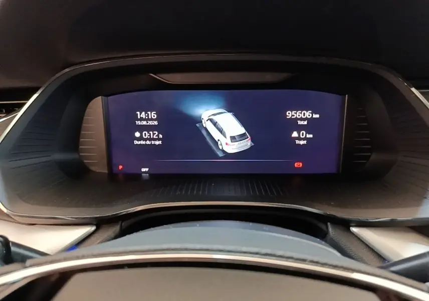 Vue rapprochée du combiné d'instruments numérique de la Skoda Octavia 1.4 TSI PHEV, affichage clair et moderne.