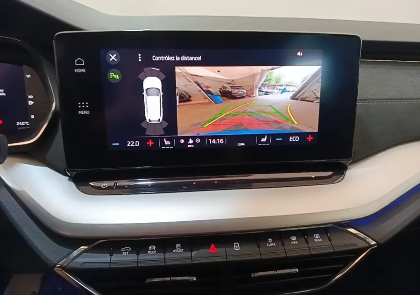 Écran tactile central de la Skoda Octavia bleu 2022 affichant la caméra de recul et commandes climatisation.