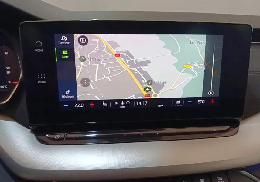 Écran tactile central affichant la navigation 3D dans l'habitacle beige d'une Skoda Octavia hybride rechargeable.
